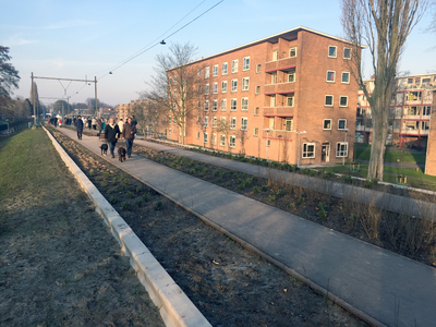 831443 Gezicht op het fiets- en wandelpad Oosterspoorbaan te Utrecht, tijdens het openingsweekend; rechts de ...